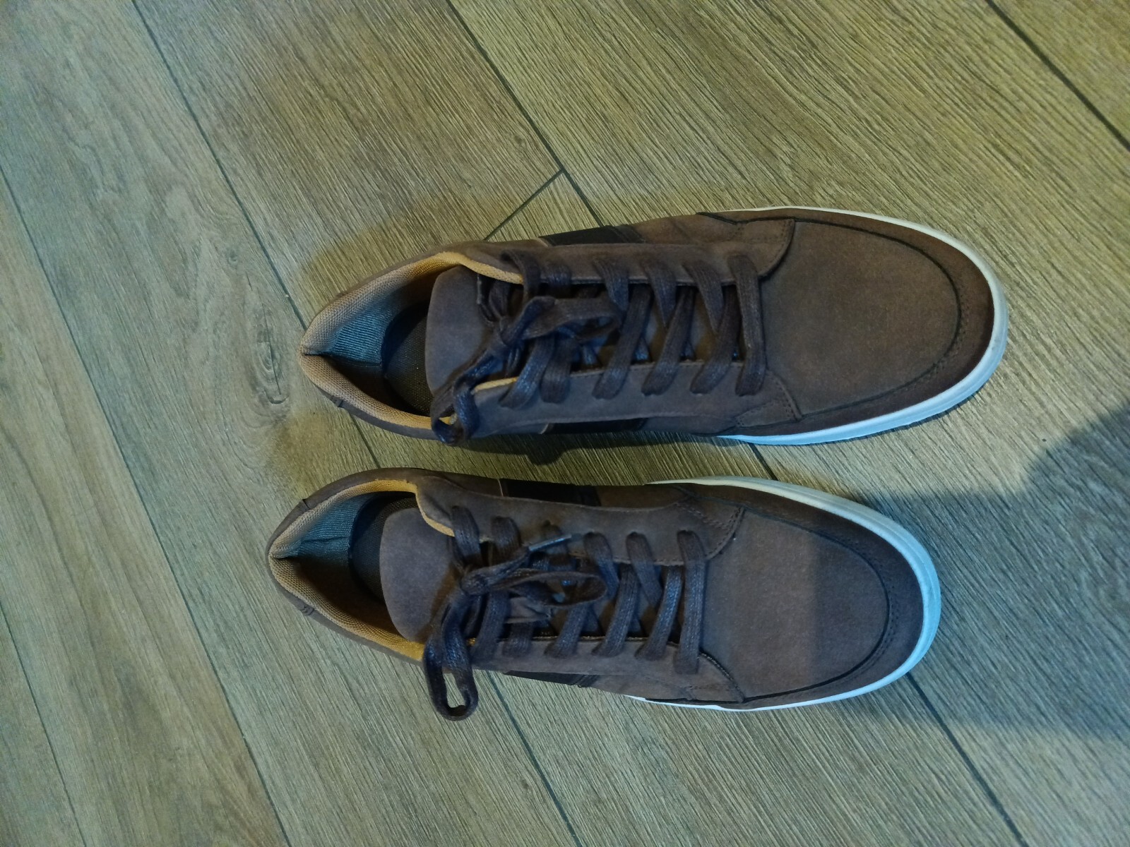 Men sneakers size 9 image 4