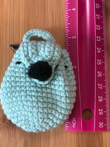 MINI MOCHILA DE GANCHILLO HECHA A MANO ~ Llavero, encanto, colgante ~ NUEVO JUGUETE B - Imagen 7 de 7