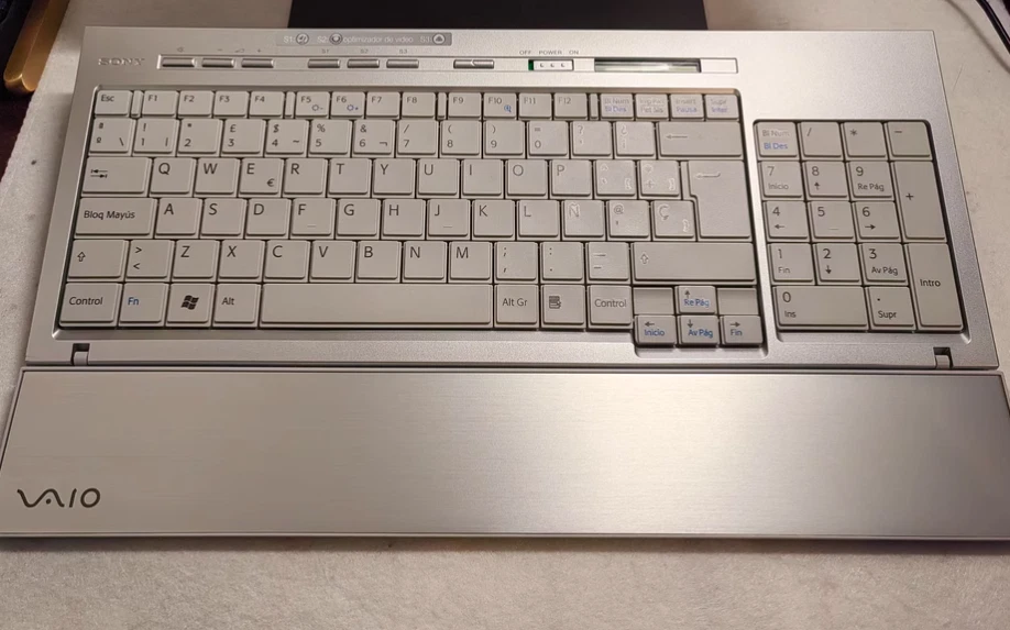 Sony Vaio VGP-WKB5DE Wireless Keyboard European version - Image 2 of 4
