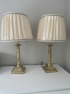 Paar Vintage Messing neoklassizistische korinthische Säule Kapitol Tischlampen von RVL