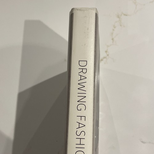 Drawing Fashion: A Century of Fashion Hardcover By Holly Brubach - Imagen 3 de 11