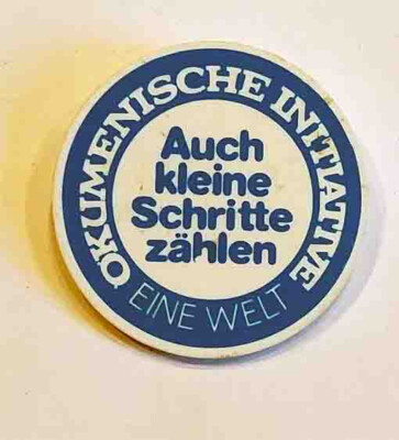 Auch kleine Schritte zählen Eine Welt Anstecknadel Plastik Button 4 cm ca. 1980