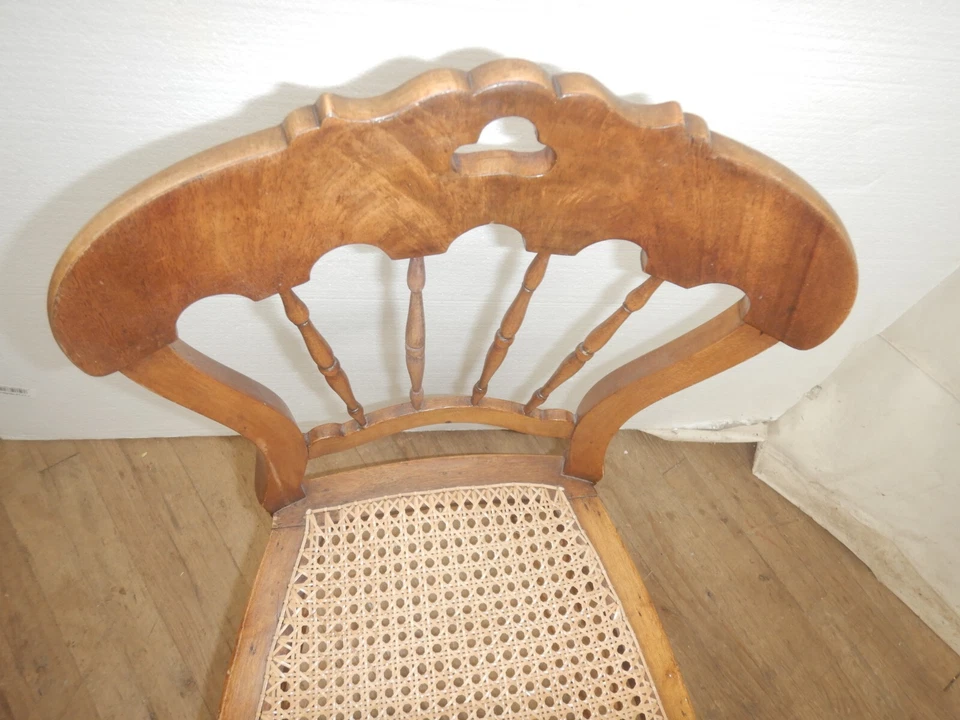 Silla de dormitorio o salón victoriana antigua con asiento de bastón Foto 2 de 4
