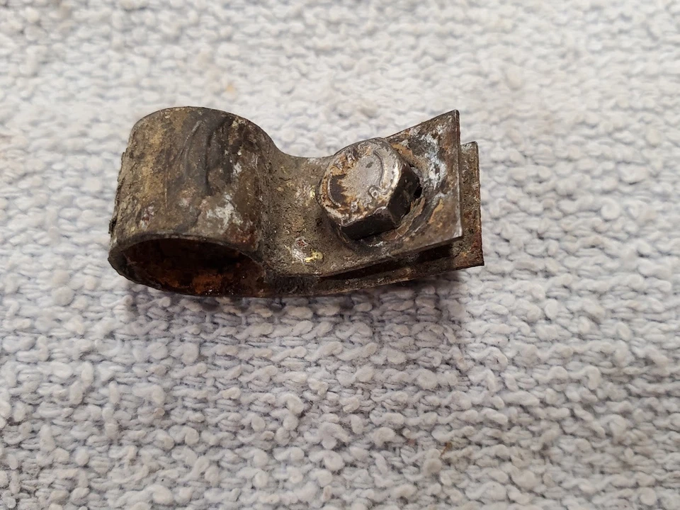 Clip de retención de cable de freno de mano BMW 2002 1967-1976 34411111039 Foto 3 de 4