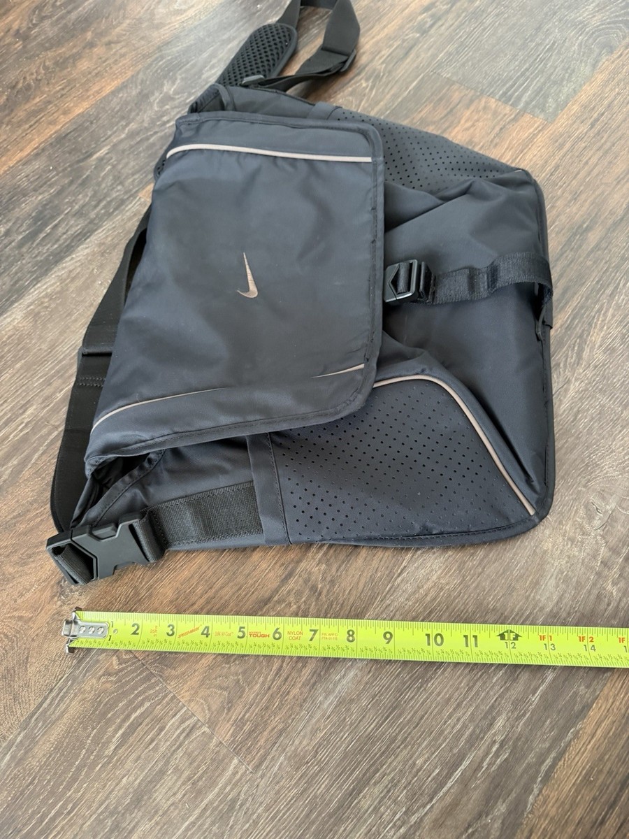 Nike Sportswear Essentials Messenger Bag 15L Black Ironstone