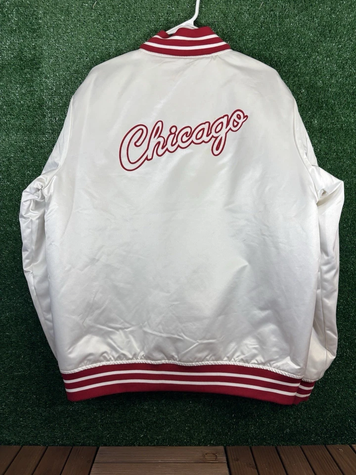 Chaqueta Bomber Mitchell & Ness Chicago Bulls Campeón de las Finales de la NBA Satén Hombres L Foto 2 de 4