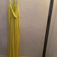 Yellow maxi dress with tie back. Open In Leg Front, Size Médium.