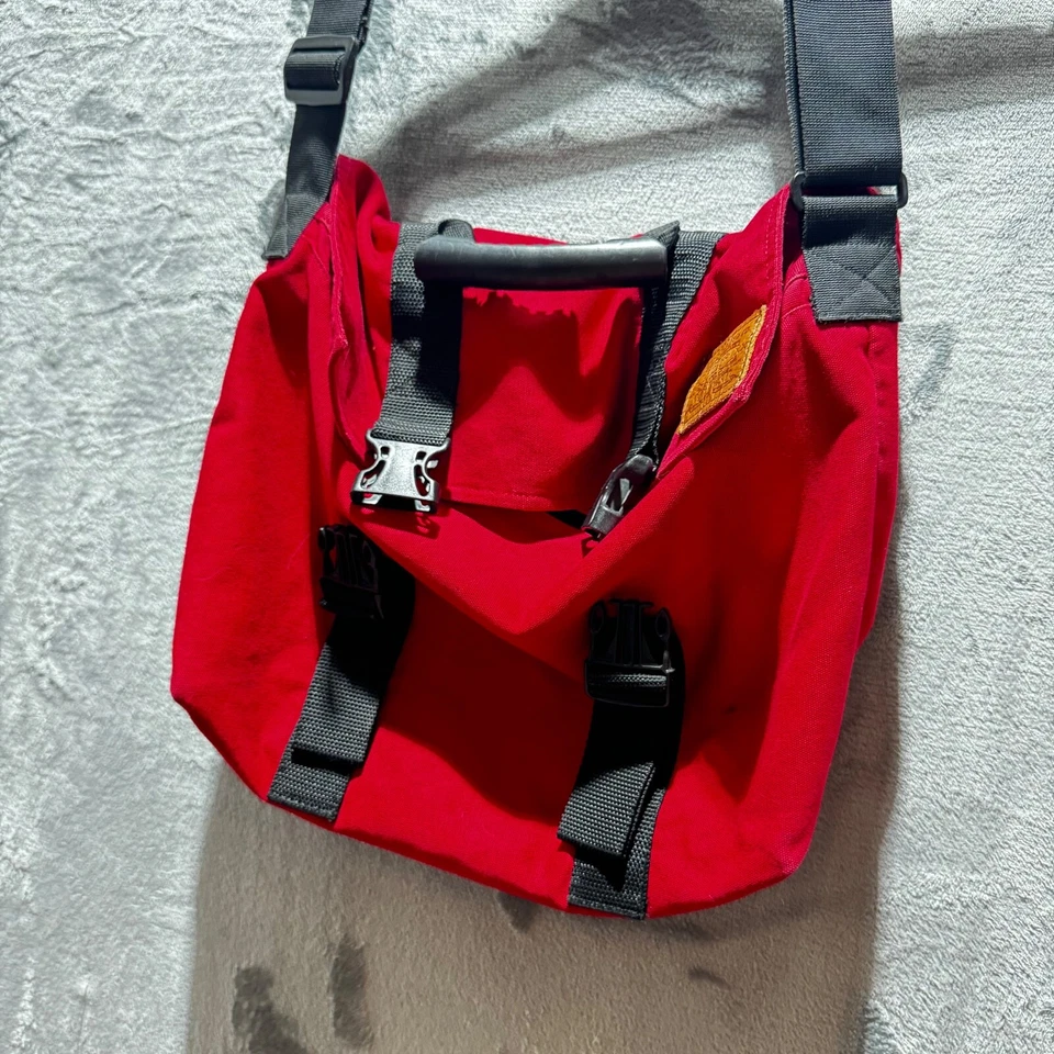 Bolso Mensajero Levis Candy Apple Rojo Y2K - Slouchy - Ligero Libro/Bolso Escolar Foto 2 de 4