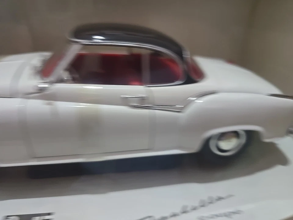 REVELL 1:18 Borgward Isabella coupè - Immagine 2 di 4