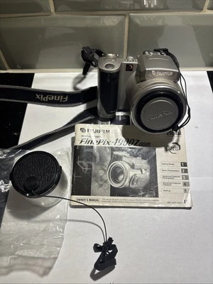 Fujifilm FinePix 4900 Zoom Digital Camera + Charger