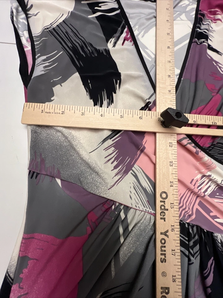 Max and Cleo 女式连衣裙小号人造裹身粉色梅子,灰色印花几何图案 — 第 4/4 张图片