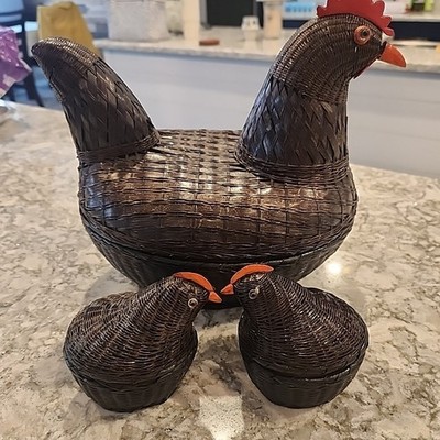 Vintage Handwoven Hen on Nest Wicker Basket With Lid And 2 Baby Chicks B3