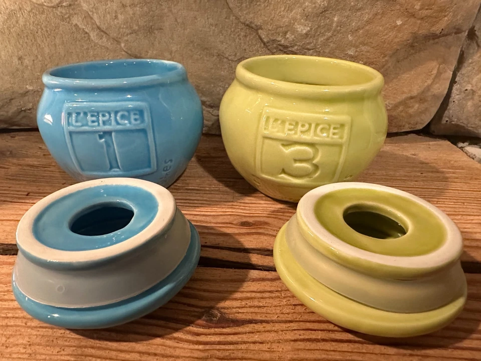 Conjunto de 2 frascos de especiarias francesas Anthropologie L'epice 1 e 3 frascos azuis e verdes pálidos 3" - Imagem 4 de 4