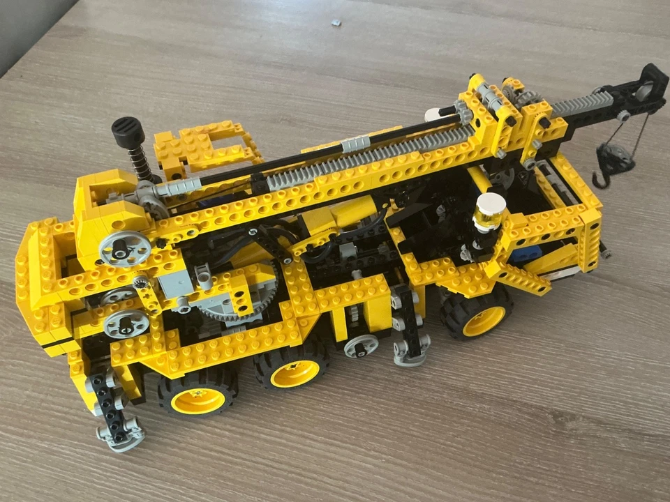 LEGO Technic 8460 Pneumatic Crane Truck / Mobile Crane, photo 1 sur 4