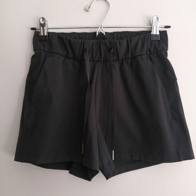 Lululemon On The Fly Shorts 2.5 Inch in Black Luxtreme Size 2 Travel Casual