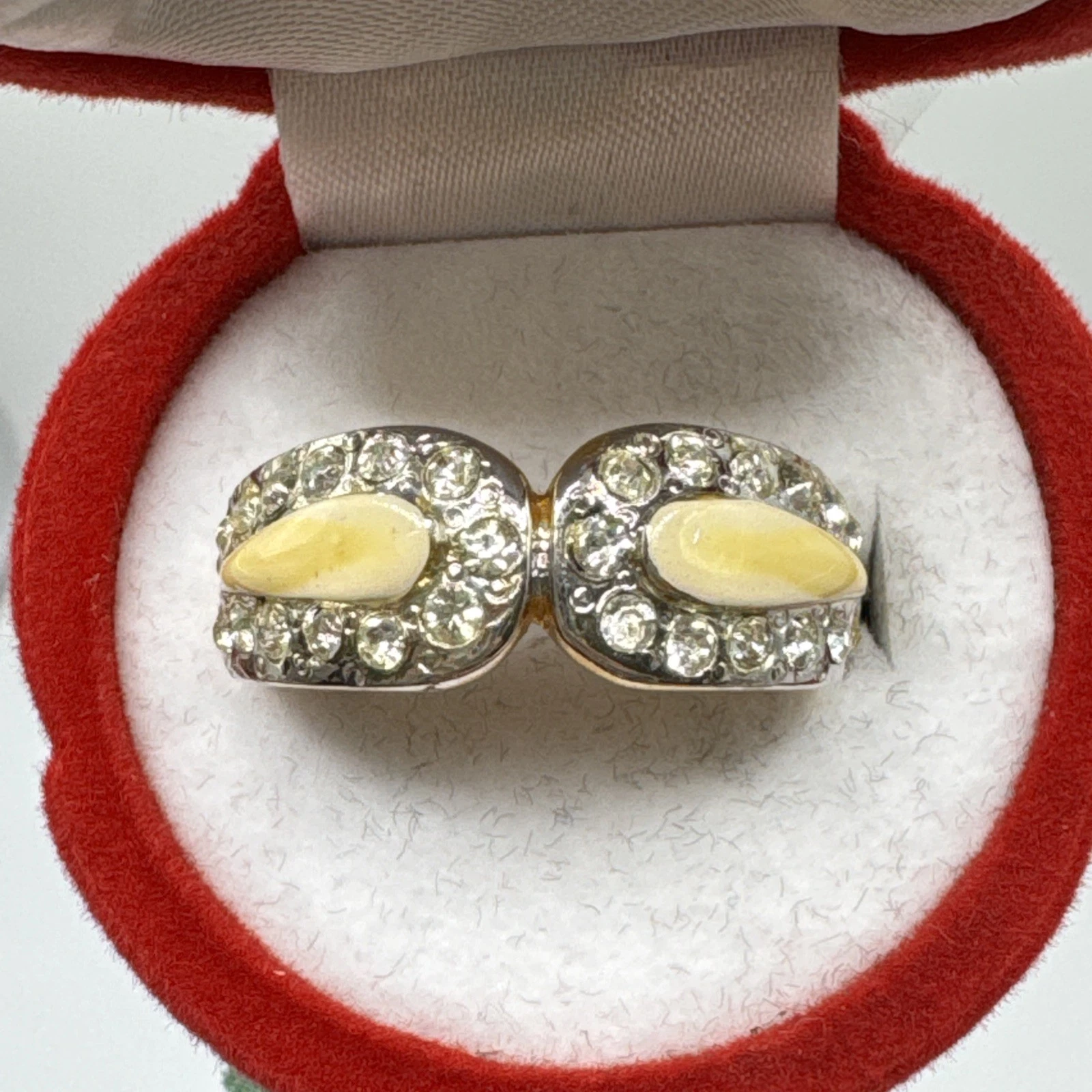 Bague vintage fantaisie avec strass. Taille 52.