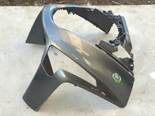UN CACHE CARENAGE COQUE TABLIER AVANT GRIS SYM 250 GTS 2010 64301-HMA-0000