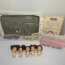 1990 TYCO QUINTS Dolls (5) Brunette Green Eyes. Bottles, Carrying Bag, etc.. 
