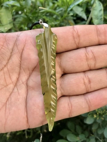 Beautiful Colour Serpentine Leaf Carving Pendant