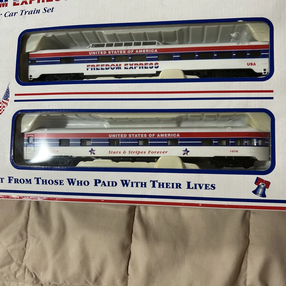 IHC HO Scale Freedom Express Locomotive And 4 Passenger Cars With Track. New - Image 4 of 4