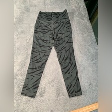 Athleta salutation stash pocket II 7/8 tight Leggings small