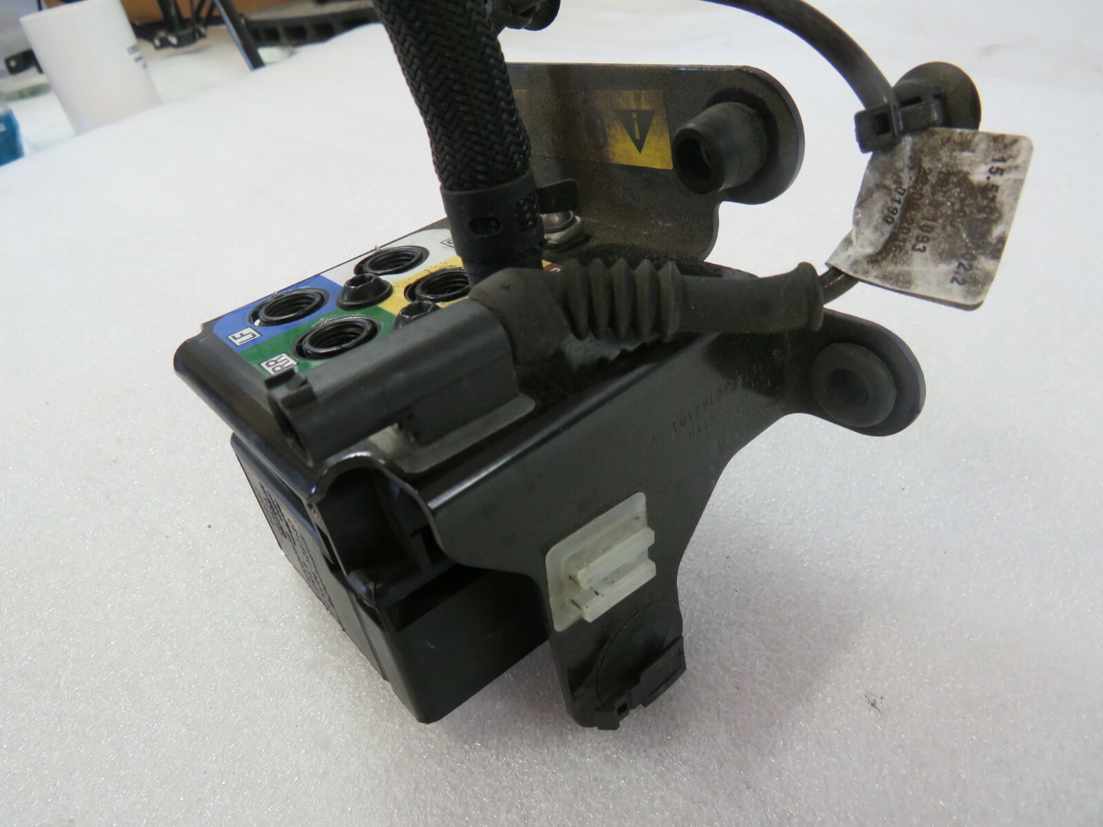 Maserati Levante, Air Junction Block, Used, P/N 670032006