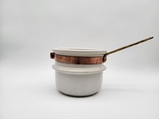 Olla de cerámica blanca vintage con banda de cobre y mango de latón de 2 cuartos hecha en Portugal