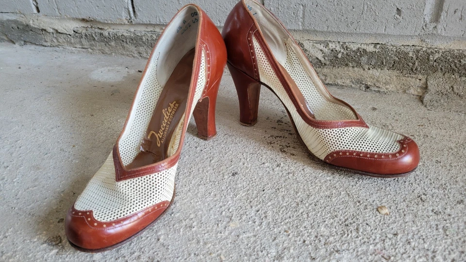 Vintage 1940's Heels 3.5"  Two Tone Tan Heels 6 1/2 A - Image 2 of 4