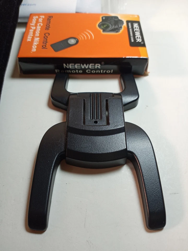 Neewer Universal Portable Flash Diffuser TT 560 Speedlite Working & Accessories  - Image 3 of 4