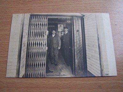 U-Bahn Vintage RP Postkarte Twopenny U-Bahn Lift Männer & Arbeiter Eisenbahn London