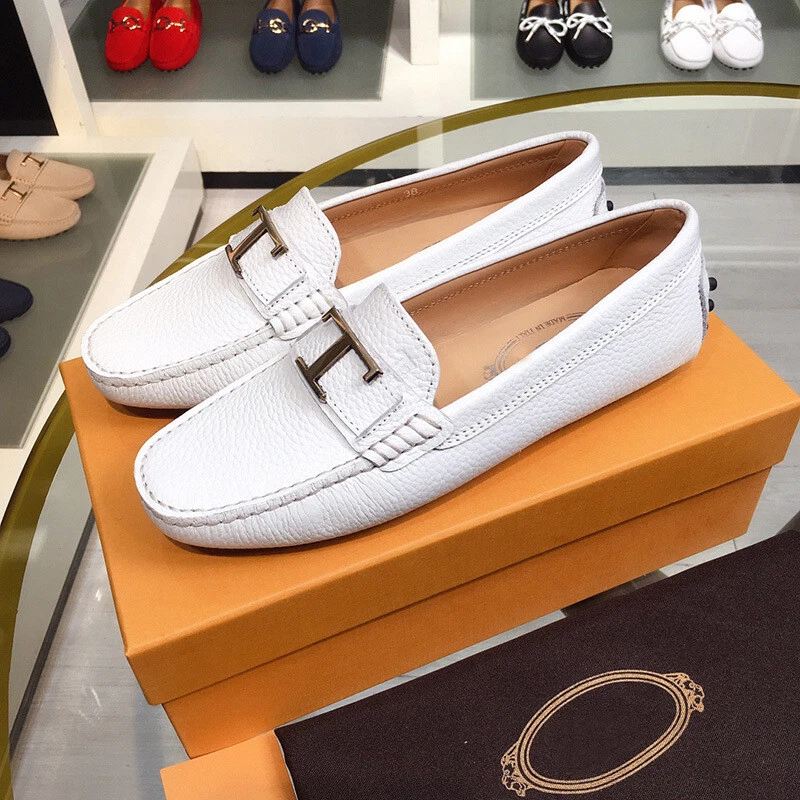 Zapatos mocasines Tod's para mujer de fondo plano suaves antideslizantes de un pie Foto 3 de 4