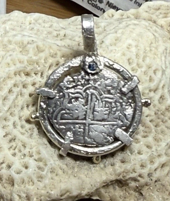 Auténtica moneda Cob naufragio plata 1 real colonial española en bisel con zafiro Foto 4 de 4