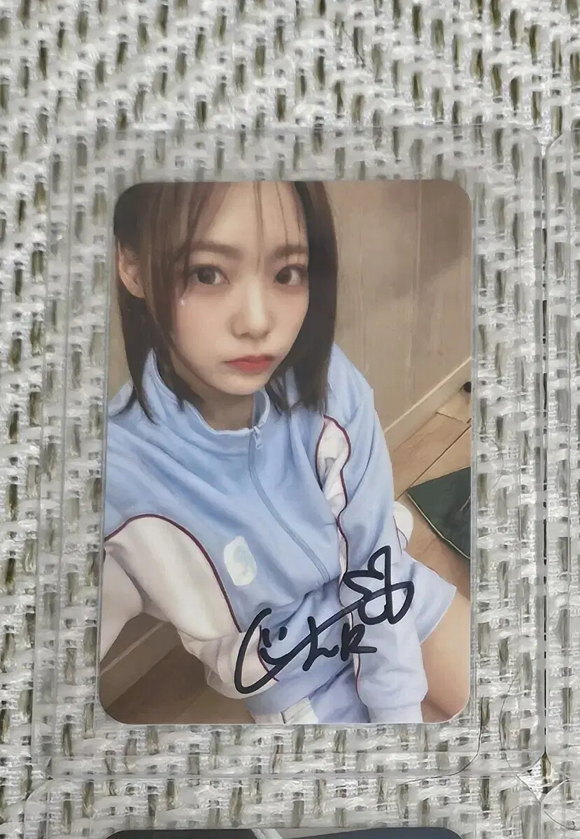 Limited edition for the winners of the QWER siyeon autograph