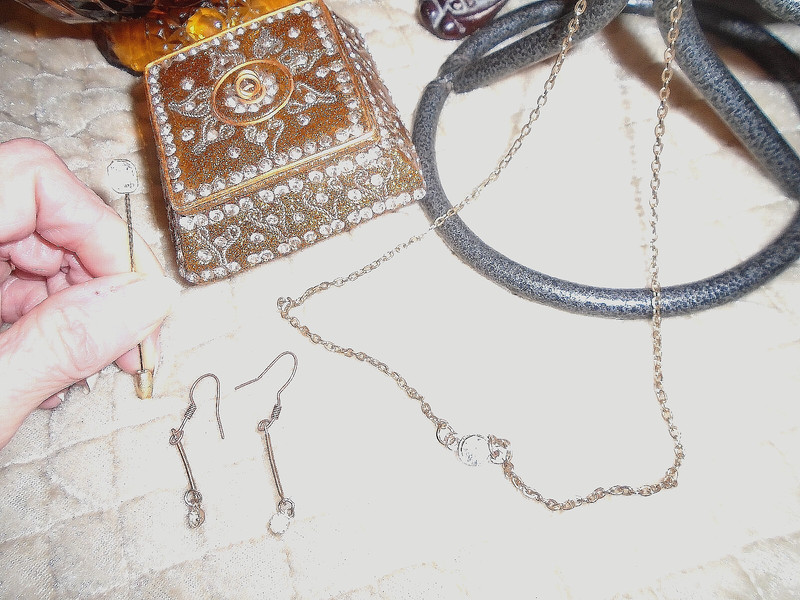 VTG. SHIMMER RHINESTONE LINK NECKLACE/STICK PIN/EARRINGS/TRINKET BOX SET