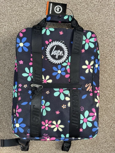 Mochila estilo boxy Hype negra con flores de colores. Nuevo con etiquetas