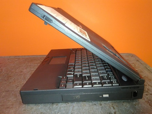 Bad Floppy MicroQuest P79T Retro Laptop Pentium MMX 166MHz 32MB 0HD NO PSU AS-IS - Picture 4 of 9