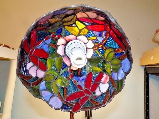 Lámpara de Escritorio Dale Tiffany Estilo Libélula Roja Ainsley 18" Foto 2 de 4