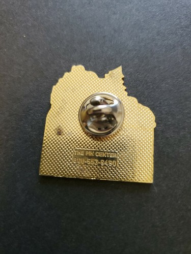 Outback Steakhouse HAPPY HOLIDAYS lapel pin 1999 vintage car Gift Pinback - Picture 2 of 2