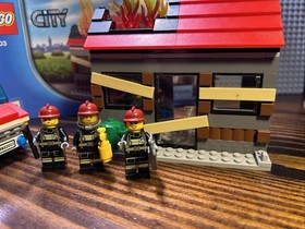 Lego city fire 60003  Fire Emergency  99% complete w/box and manuals READ