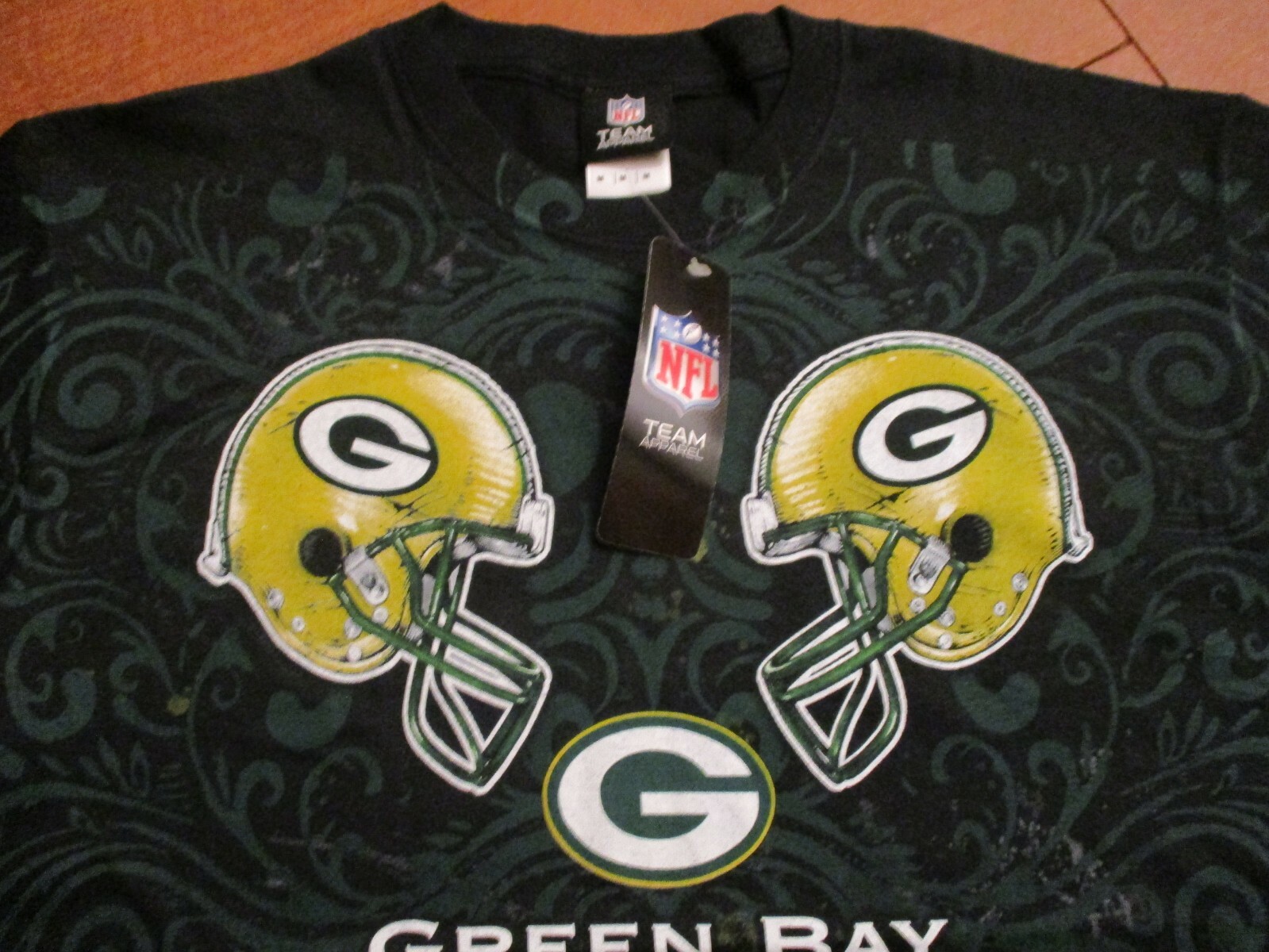 GREEN BAY PACKERS HELMETS ABSTRACT NFL TEAM APPAREL BRAND T SHIRT MED