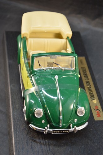 MAISTO 1/18 VOLKSWAGEN CABRIOLET (1951) VERDE AMARILLO DIE CAST CON CAJA - Imagen 8 de 9