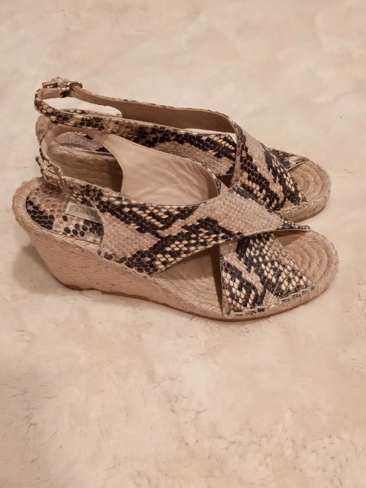 Sandalias alpargata de cuña de cuero con estampado de serpiente Diane von Furstenberg talla 36/US 6 Foto 2 de 4