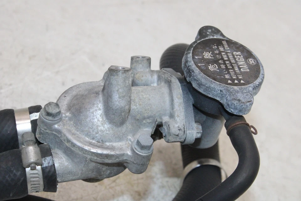 CARCASA TERMOSTATO KAWASAKI NINJA 500 OEM 87-96 Foto 2 de 4