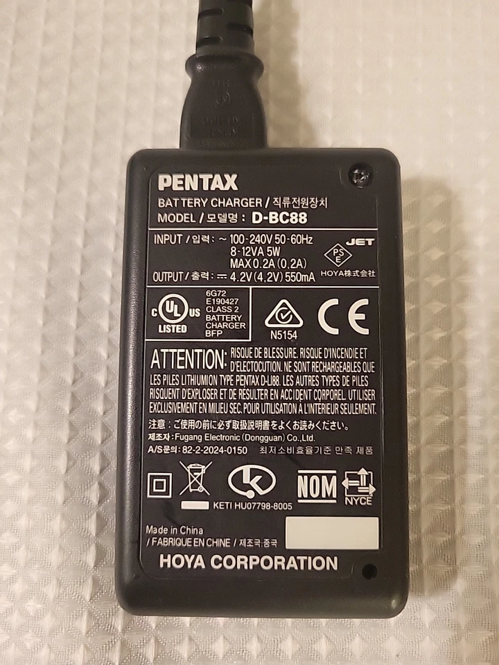 Cargador de batería para cámara Pentax D-BC88 original OEM para baterías Pentax D-Li88 Foto 2 de 2
