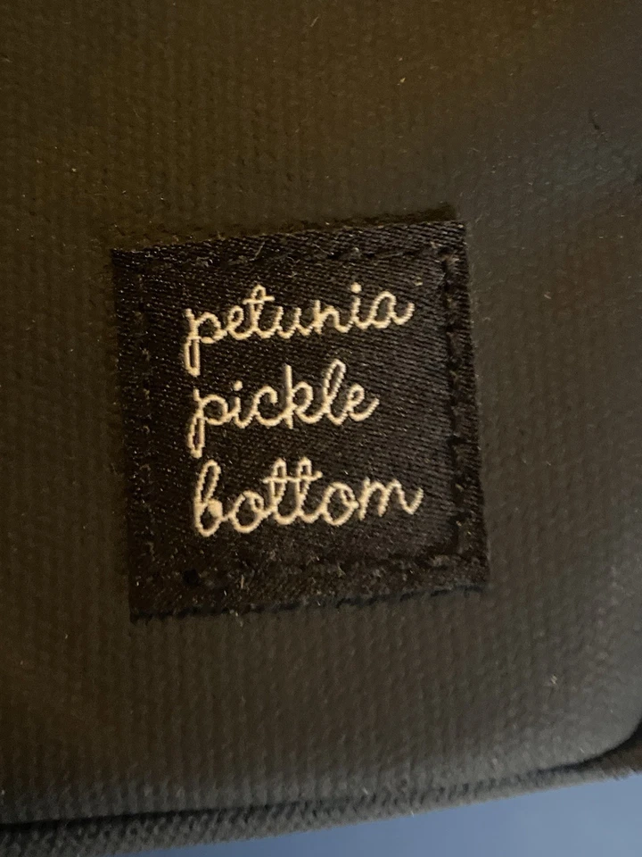 Mochila bolsa de pañales Petunia Pickle Bottom Axis negra-beige (pequeña mancha de tinta superior) Foto 3 de 4