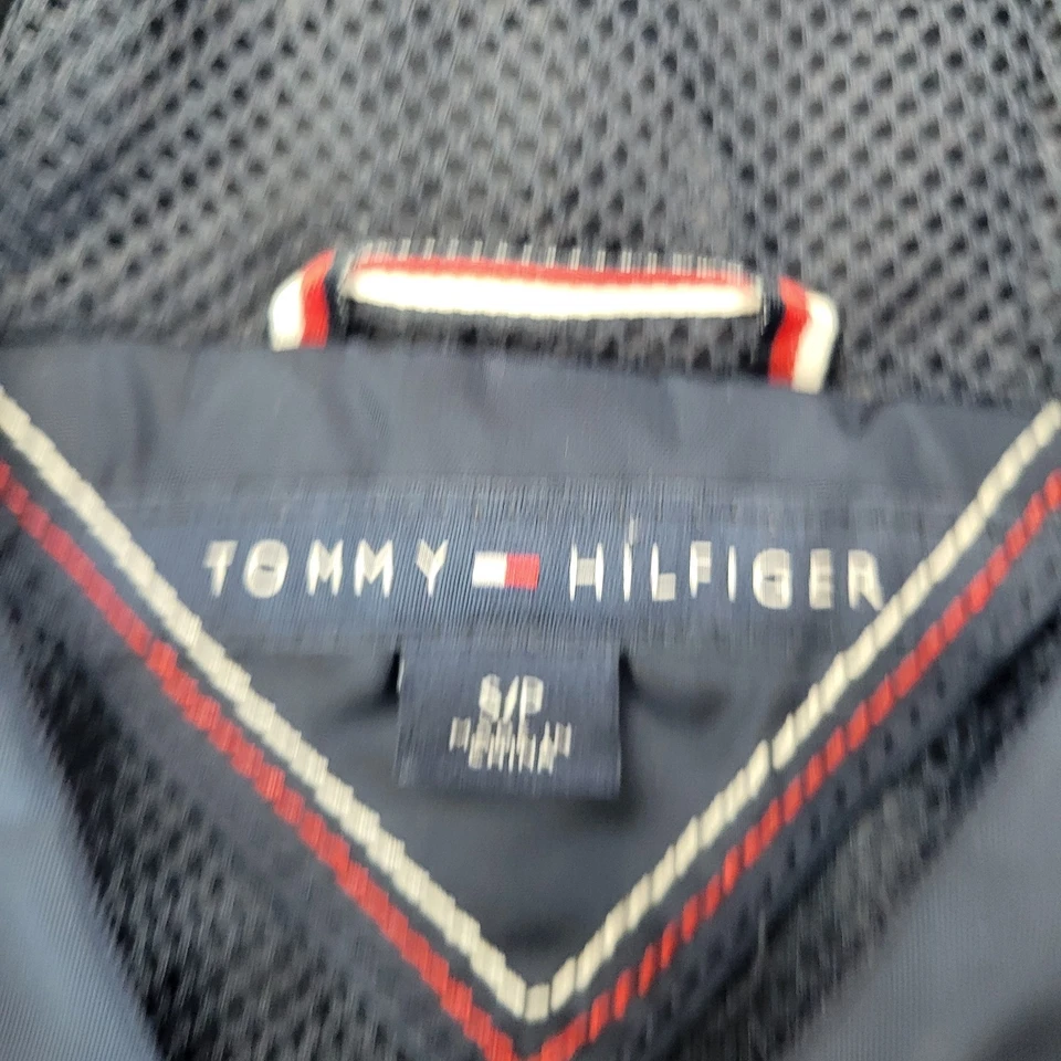 Chaqueta de lluvia Tommy Hilfiger cortavientos con capucha azul marino para mujer pequeña Foto 4 de 4