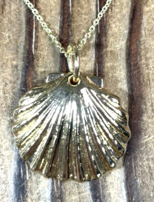 Clam shell pendant necklace seashell 16-18” 14K gold plated chain