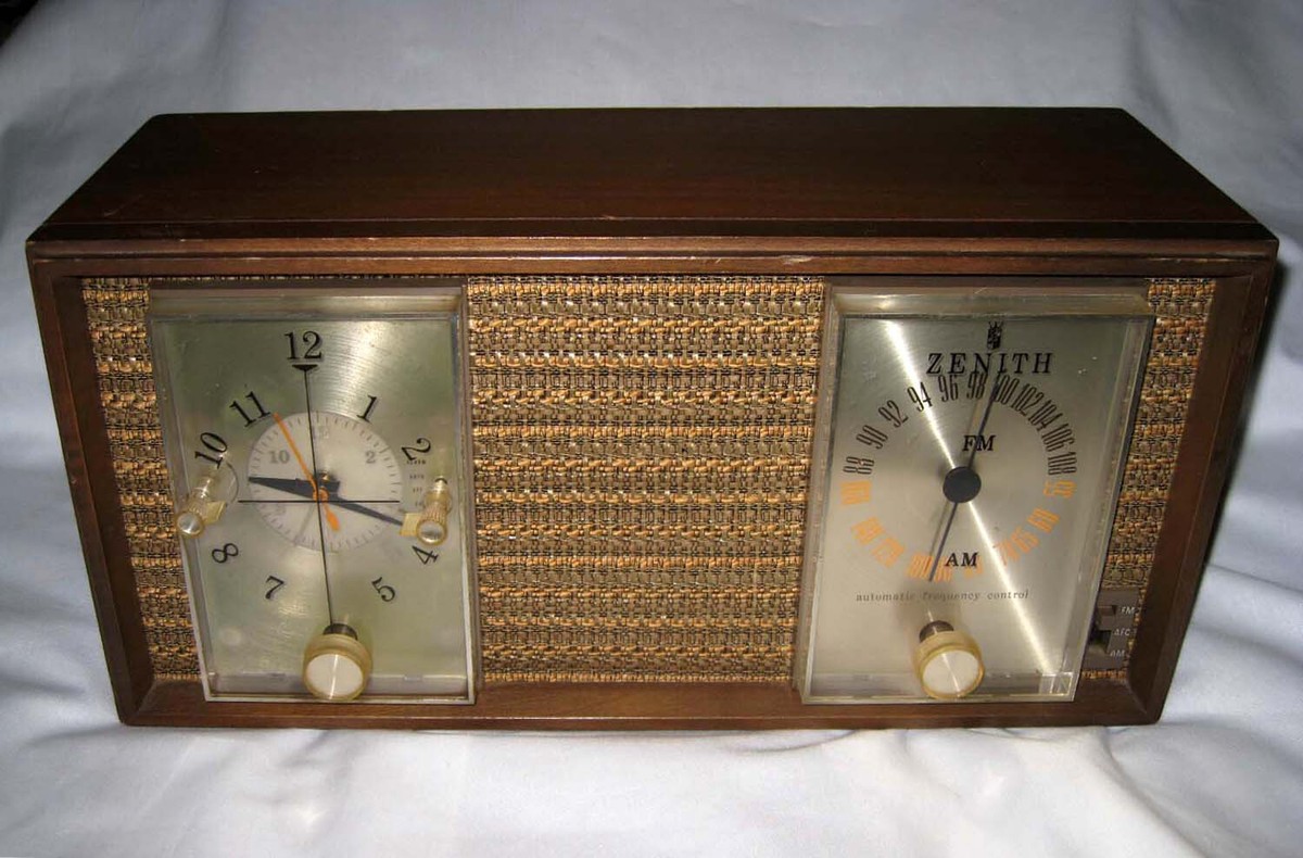 ZENITH ® Model X390 Chassis 7N06 Table Top Vacuum Tube Clock Radio