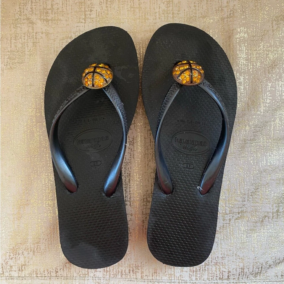 Chanclas de cuña Havaianas negras diamantes de imitación adornos de baloncesto usadas en excelente estado talla 7 Foto 2 de 4