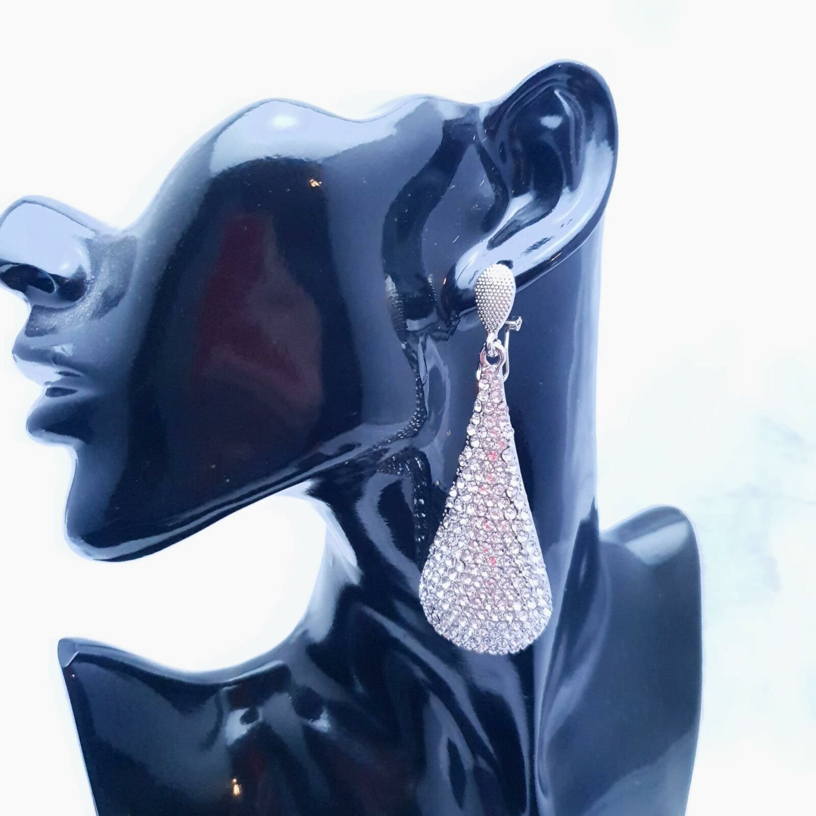 Pendientes de gota de agua exagerada de cristal plateado. Art deco BRIde Drama 2023